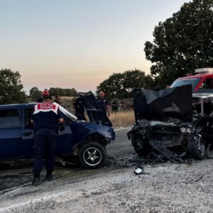 Bursa’da iki otomobil kafa kafaya çarpıştı: 1 ölü, 3 yaralı