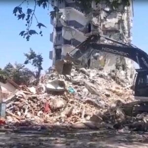 Sındırgı’da ağır hasarlı binaların yıkımına başlandı