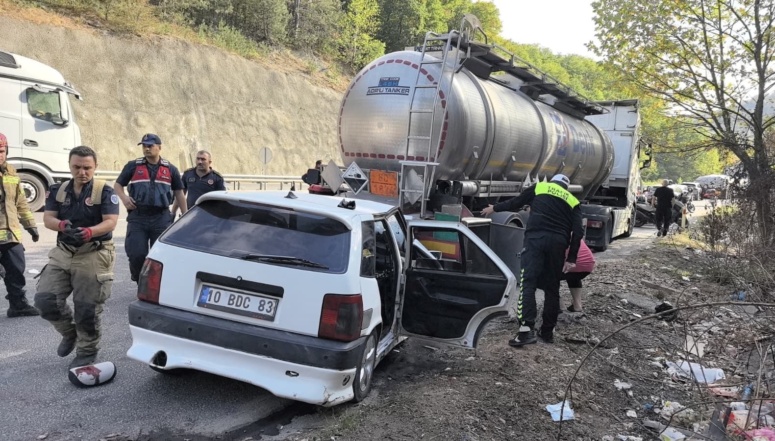 asit yuklu tankere otomobil carpti ayni aileden 5 yarali zlzWMLkc