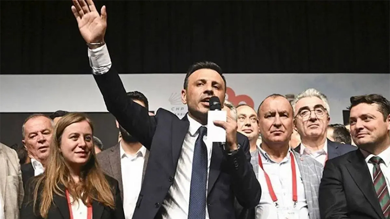 chp istanbul il kongresi mahkemenin durdurma talebine karsin yapiliyor ozgur celik kursude bir tarafta kayyimlar var bir tarafta delegelerin iradesiyle secilmisler var YKOVsRBB