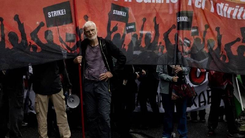 italyada liman iscilerinden israil protestosu denize cikan yollar kapatildi amac silah tedarigini engellemek wBVgh1rd