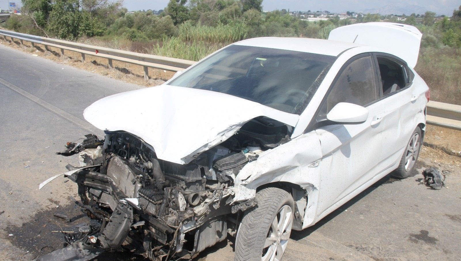 otomobil yol kenarinda bariyerlere carpti 2 yarali SOZbrBmb