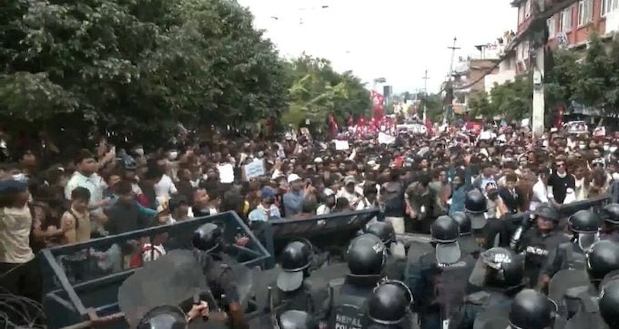 sosyal medyayi kapattilar protestolarin onunu alamadilar basbakan istifa etti 6p5Blbim