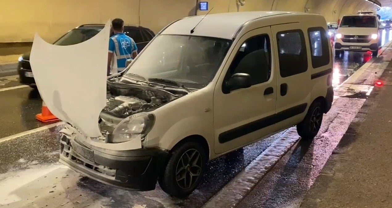 uskudarda zincirleme kaza bir otomobil yandi 9lqVMLED