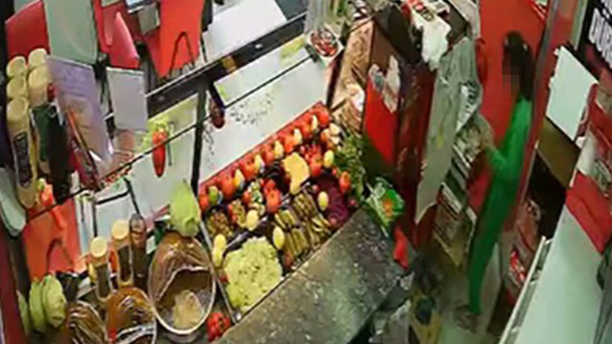 bursada kadinlar cocuga dukkandaki kasayi soydurdu Luj8OFsc.jpg