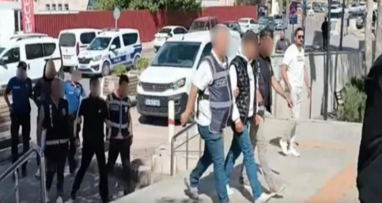 cocuklari suca surukleyen duzenin fotografi gazeteciye saldirida cocuk failler QLMOFduA