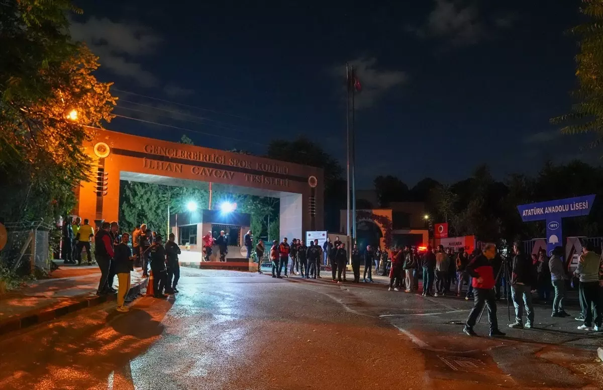 genclerbirliginde baskan degisikligi icin taraftarlar tesislerde toplandi WP92iNIz