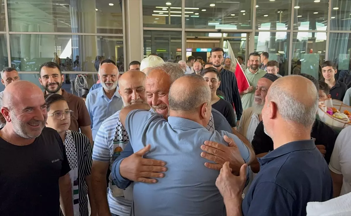 kuresel sumud aktivisti turunc mersinde cicekle karsilandi 8pfP3MXb