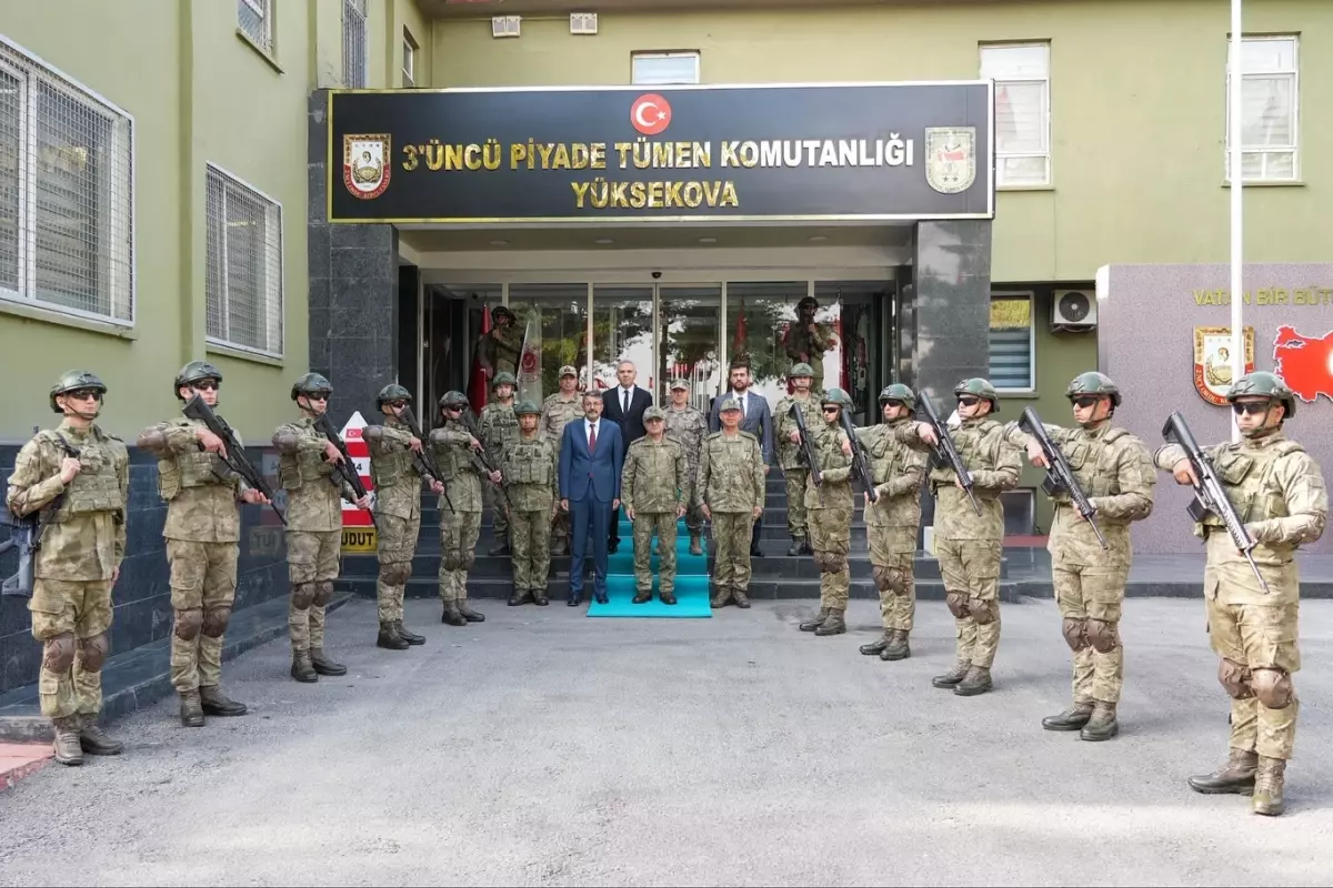 orgeneral tokel hakkariyi ziyaret etti kWMIEXng.jpg