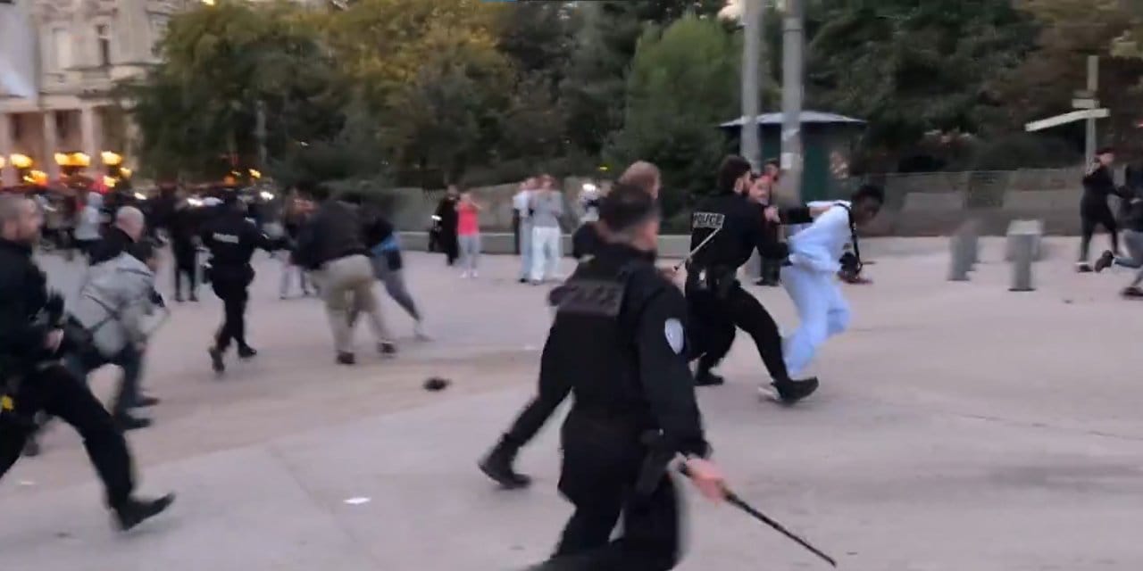 paristeki konserde izdiham arbede yasandi S2ATOI4B.jpg