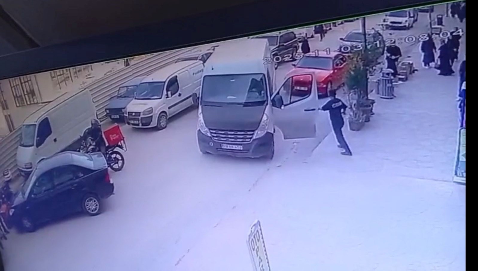 bir anda hareket etmeye basladi otopark gorevlisi son anda yetisti DhYMupbQ.jpg