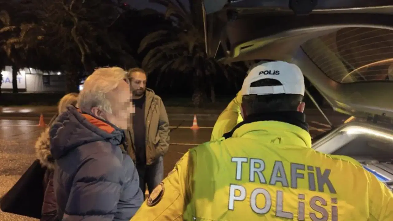 Kadıköy’de Trafik Kontrolü: Eşinin Sürüşüne Müdahale Eden Adam Ehliyetini Kaybetti